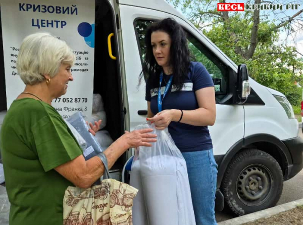 Комплекти для сну видавав переселенцям у Новолатівці Карітас Кривий Ріг