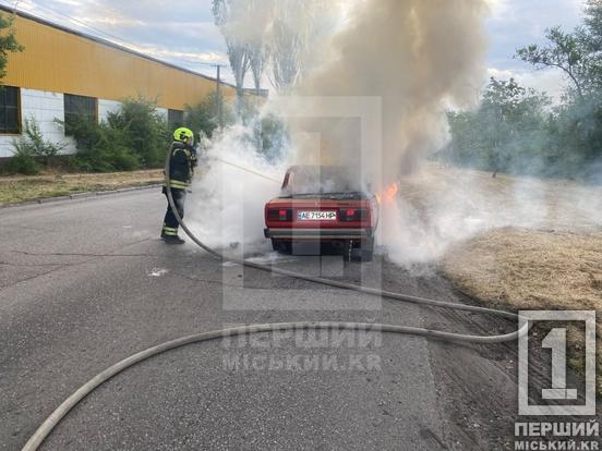 В районі ПівдГЗК посеред вулиці вщент згорів ВАЗ