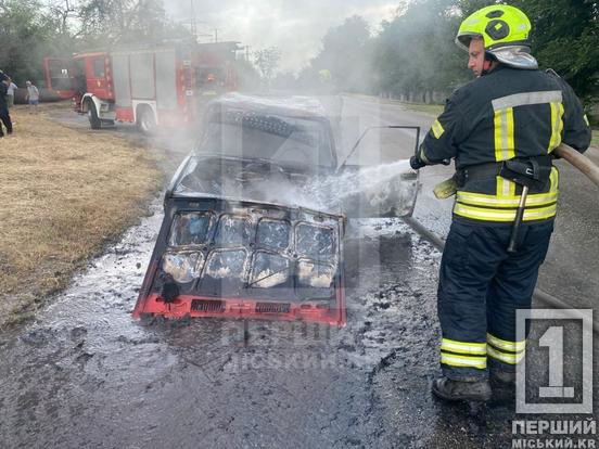 В районі ПівдГЗК посеред вулиці вщент згорів ВАЗ