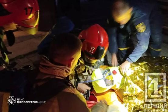 Винесли із задимленої квартири: в Інгулецькому районі під час пожежі врятували жінку