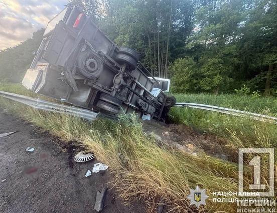 Водій із Дніпропетровщини потрапив у ДТП на трасі Київ – Чоп: перекинулася вантажівка, є поранені