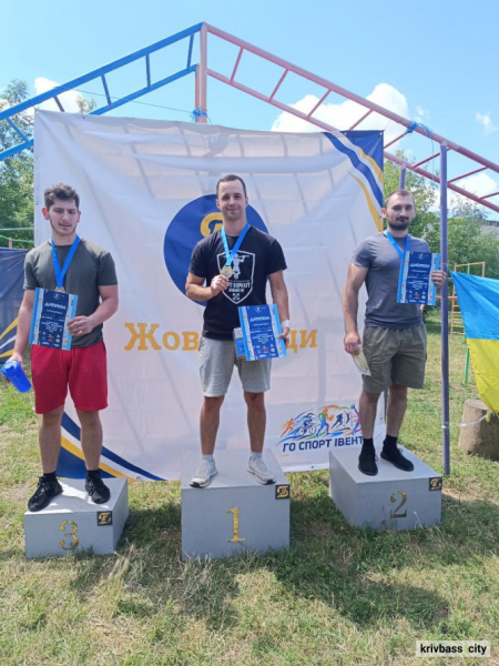 Здобули головний кубок для рідного міста: криворізькі воркаутери підкорили змагання у Жовтих Водах
