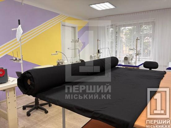 Зручно та стильно: у Кривому Розі освітян навчали шити адаптивний одяг для людей з інвалідністю та поранених військових