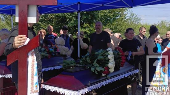 «Дуже важко, коли така втрата»: на Криворіжжі провели в останню путь членів родини Воронових, яких вбила російська ракета