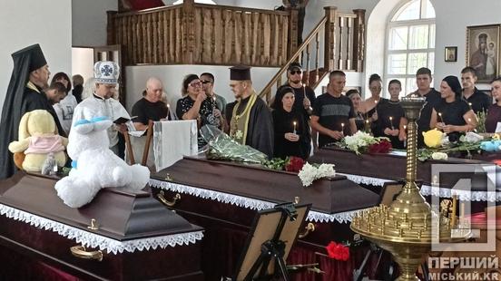 «Дуже важко, коли така втрата»: на Криворіжжі провели в останню путь членів родини Воронових, яких вбила російська ракета