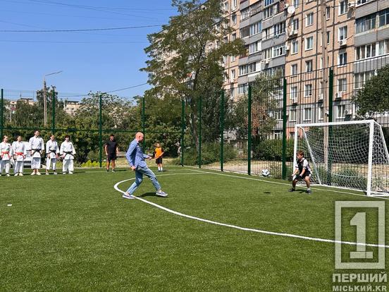 Гаджети зачекають: у Кривому Розі відкрили сучасний стадіон в №74 для школярів та жителів гімназії