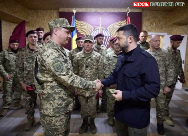 Президент нагороджує бійця Криворізького штурмового полку АРЕЙ
