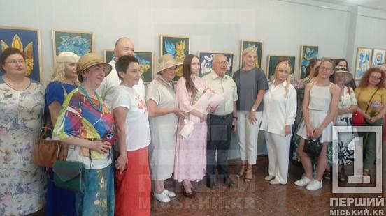 Квіти та коріння незламності: у Кривому Розі відкрилася виставка петриківського розпису Віри Єрифи