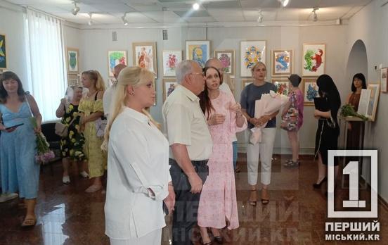 Квіти та коріння незламності: у Кривому Розі відкрилася виставка петриківського розпису Віри Єрифи