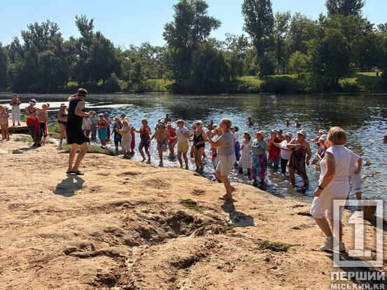 «Літній драйв» у парку Мершавцева: близько 200 криворіжців золотого віку зібралися на пляжну руханку