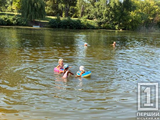«Літній драйв» у парку Мершавцева: близько 200 криворіжців золотого віку зібралися на пляжну руханку