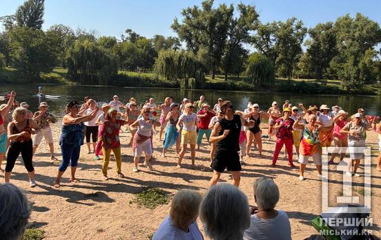 «Літній драйв» у парку Мершавцева: близько 200 криворіжців золотого віку зібралися на пляжну руханку