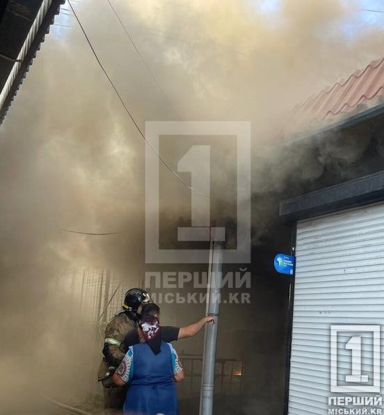Масштабна пожежа на Центральному ринку у Кривому Розі: спалахнула кафе-шашлична