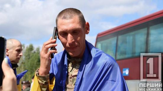 Масштабний обмін полоненими: додому повернулися 103 українські захисники, серед них — 13 оборонців із Дніпропетровщини