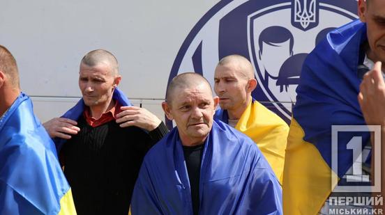 Масштабний обмін полоненими: додому повернулися 103 українські захисники, серед них — 13 оборонців із Дніпропетровщини