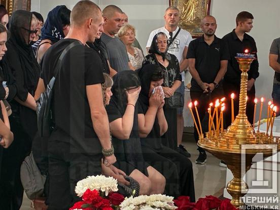 Мріяла стати продюсеркою та писала пісні: у Кривому Розі попрощалися із загиблою внаслідок удару по ТЦ 18-річною Катериною Усковою