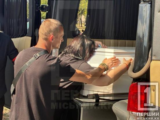 Мріяла стати продюсеркою та писала пісні: у Кривому Розі попрощалися із загиблою внаслідок удару по ТЦ 18-річною Катериною Усковою