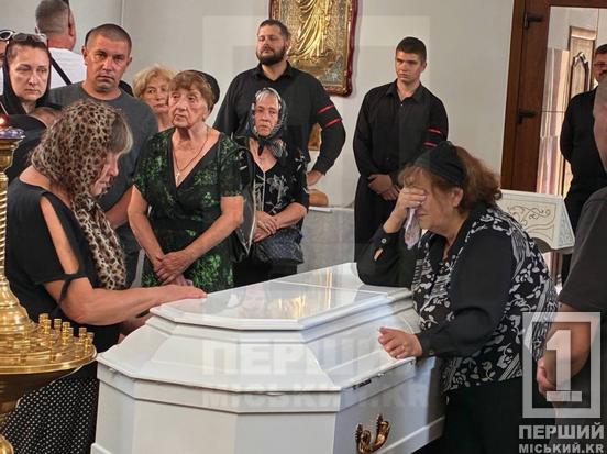 Мріяла стати продюсеркою та писала пісні: у Кривому Розі попрощалися із загиблою внаслідок удару по ТЦ 18-річною Катериною Усковою