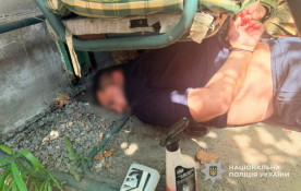 На Дніпропетровщині поліцейські затримали двох чоловіків за підозрою у вимаганні 5 тисяч доларів та двох автомобілів