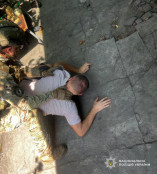 На Дніпропетровщині поліцейські затримали двох чоловіків за підозрою у вимаганні 5 тисяч доларів та двох автомобілів