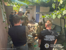 На Дніпропетровщині поліцейські затримали двох чоловіків за підозрою у вимаганні 5 тисяч доларів та двох автомобілів