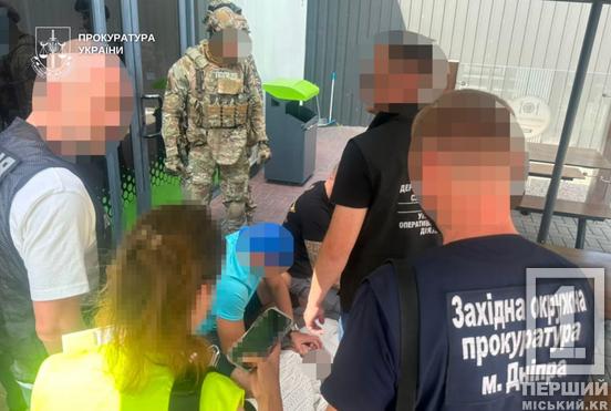 На Дніпропетровщині викрили іноземця, який продавав «бронювання» та виїзд за кордон за 11 тисяч доларів