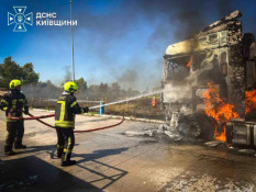 На Київщині російські окупанти атакували автостоянку вантажного транспорту: двоє людей загинули, дев’ятеро постраждали