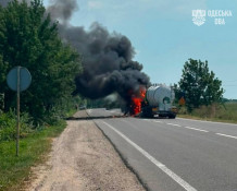 На Одещині після удару шахеда загорілася вантажівка-цистерна
