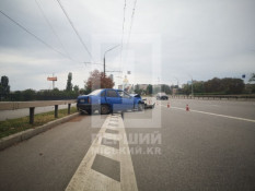 На проспекті 200-річчя Кривого Рогу автомобіль влетів у відбійник