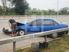 На проспекті 200-річчя Кривого Рогу автомобіль влетів у відбійник