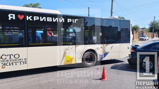 Не поділили поворот: у Кривому Розі зіткнулися автобус та легковик