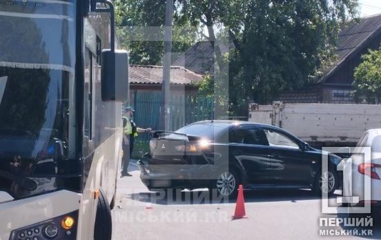 Не поділили поворот: у Кривому Розі зіткнулися автобус та легковик