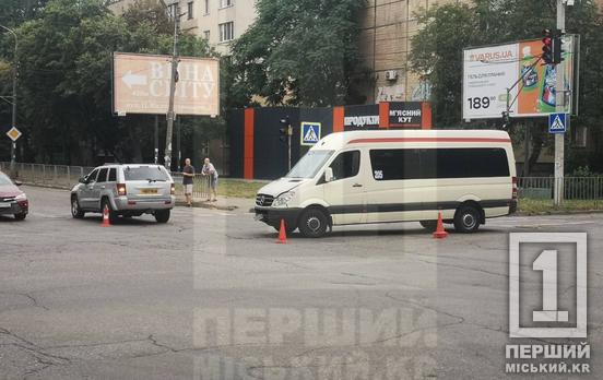 Поїхав на червоний та спричинив аварію: у Кривому Розі на перехресті зіткнулися маршрутка та Jeep