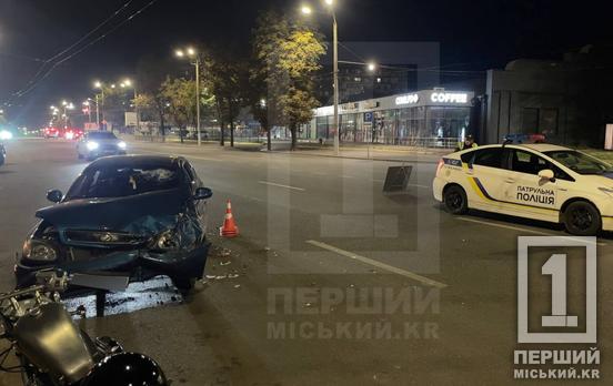 Розбите лобове та потрощений капот: на проспекті Миру зіткнулися BMW та Lanos