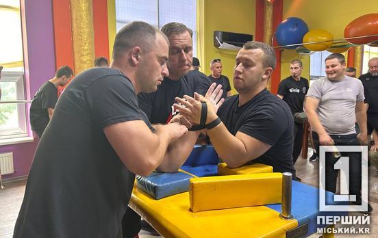 Сталеві рукостискання: у Кривому Розі нацгвардійці визначили найсильніших в армрестлінгу