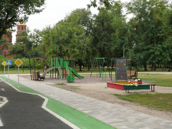 Світлофори, переходи та роль регулювальника: у Кривому Розі створили навчальний простір для дітей
