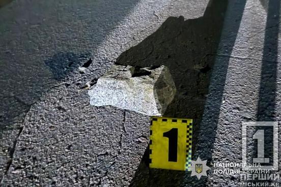 Трощив авто палицею та жбурляв цеглу: у Кривому Розі нетверезий нападник кинувся на поліцейських
