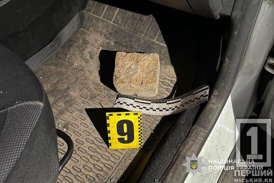 Трощив авто палицею та жбурляв цеглу: у Кривому Розі нетверезий нападник кинувся на поліцейських