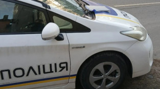 У Центрально-міському районі Кривого Рогу патрульні затримали водія у стані наркотичного сп’яніння, який перевозив у автомобілі зброю
