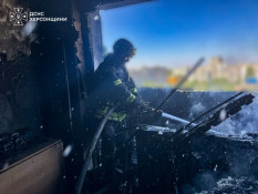 У Херсоні російський FPV-дрон влучив у багатоповерхівку: рятувальники евакуювали людей