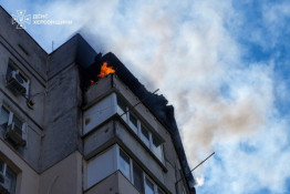 У Херсоні російський FPV-дрон влучив у багатоповерхівку: рятувальники евакуювали людей
