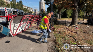 У Києві авто влетіло в зупинку з людьми: двоє загиблих, четверо постраждалих