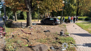 У Києві авто влетіло в зупинку з людьми: двоє загиблих, четверо постраждалих