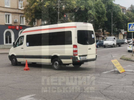 У Кривому Розі маршрутка зіткнулася з Jeep: попередньо, позашляховик поїхав на червоний