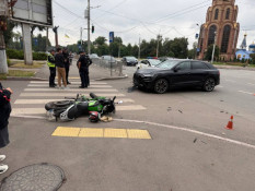 У Кривому Розі на проспекті Миру мотоцикліста збила Audi