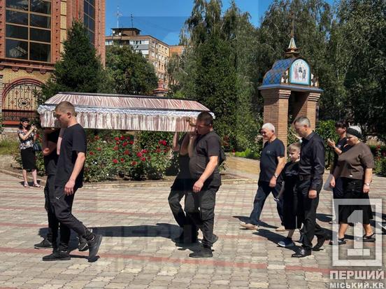 У Кривому Розі попрощалися з 41-річною Оленою Лаврентєвою, яка загинула від удару по ТЦ «Сонячна галерея»