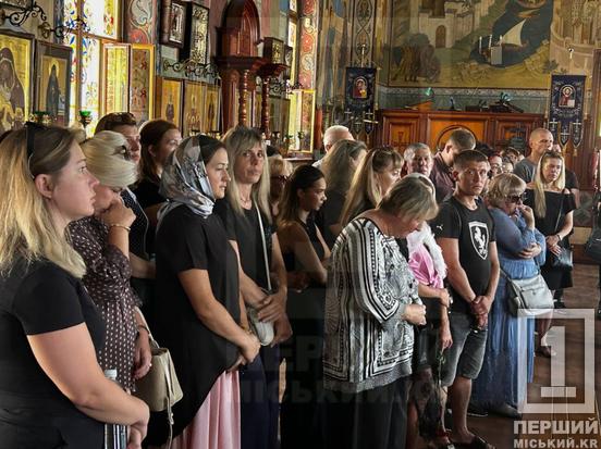 У Кривому Розі попрощалися з 41-річною Оленою Лаврентєвою, яка загинула від удару по ТЦ «Сонячна галерея»