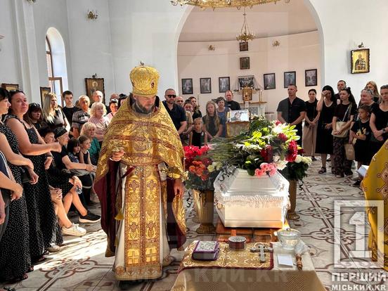 У Кривому Розі попрощалися з Діаною Паславською, яка загинула під час удару по «Сонячній галереї»