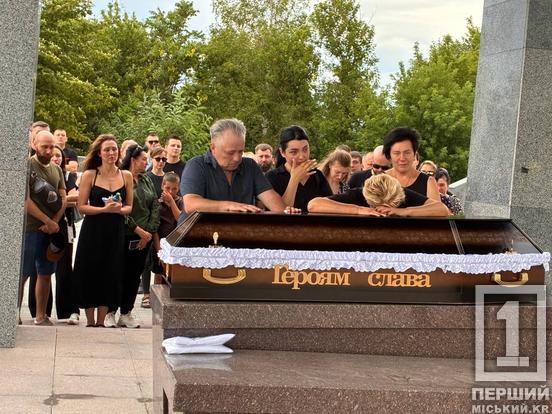 У Кривому Розі попрощалися з волонтером, музикантом та військовим Артуром Буряком