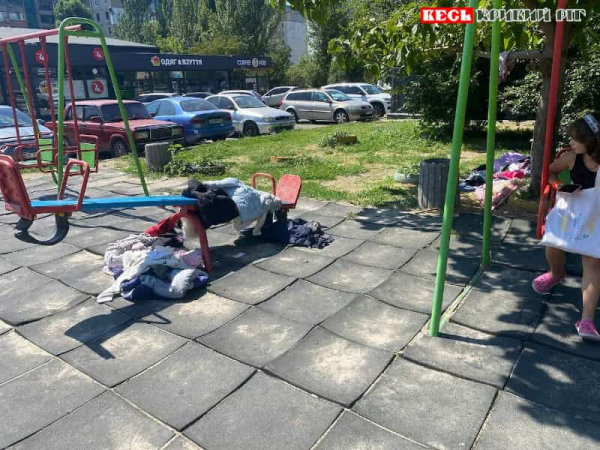 Лахміттям засипали дитячий майданчик в Кривому Розі